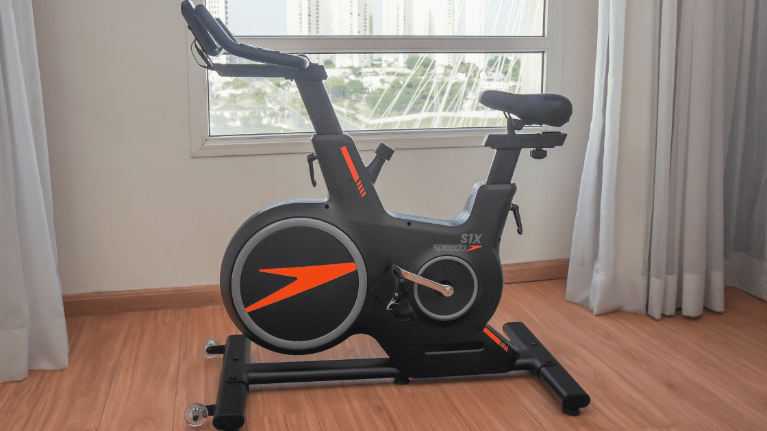 Bicicleta Spinning Speedo S1X uso residencial no ambiente de uma sala de estar