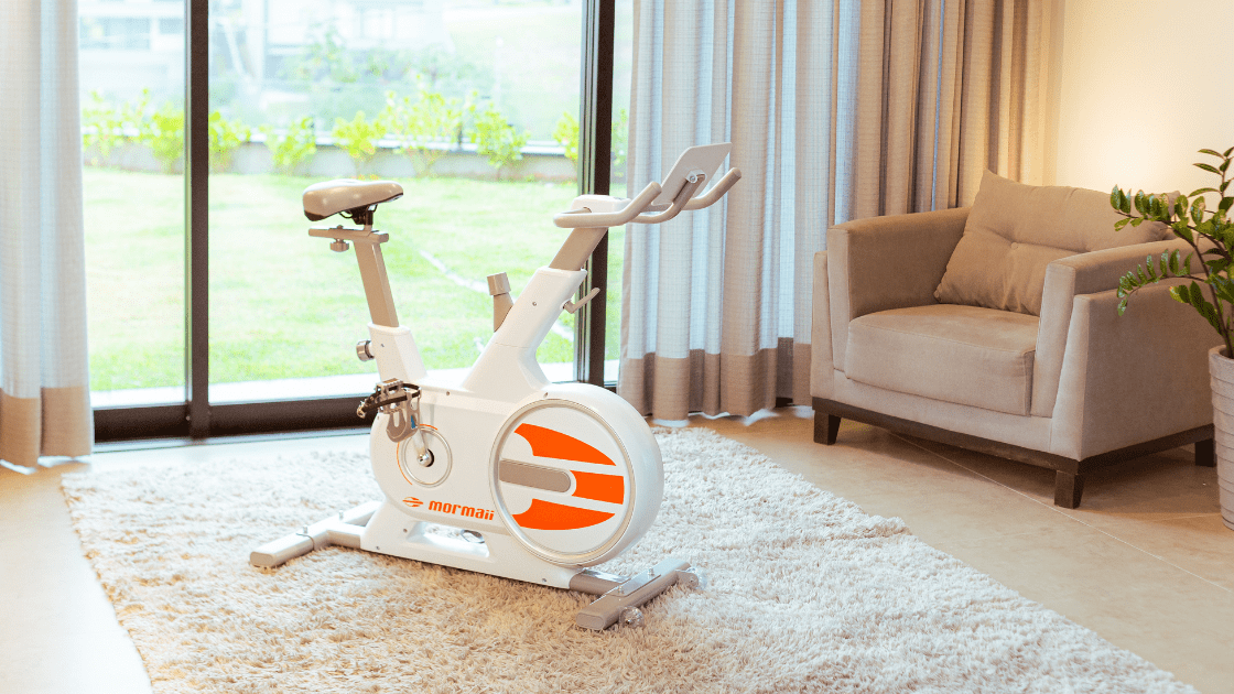 Imagem da Bike Spinning Mormaii Soft Ride em uma sala de estar